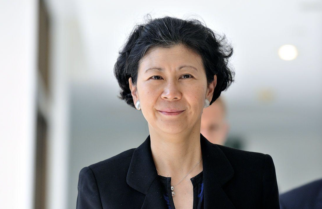 李嘉诚携周凯旋现身白云山,两人十指紧扣踏青,相识29年默契十足|白云山|周凯旋|李嘉诚_新浪新闻