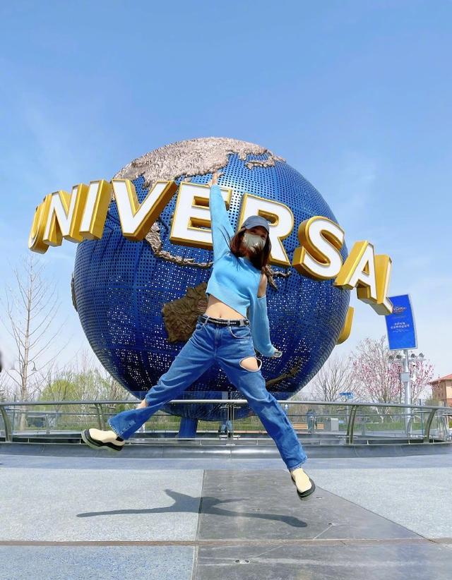 容祖儿太尴尬了!晒出环球影城游玩照,瞬间删除,因为不合时宜吗休闲区蓝鸢梦想 - Www.slyday.coM 容祖儿太尴尬了!晒出环球影城游玩照,瞬间删除,因为不合时宜吗休闲区蓝鸢梦想 - Www.slyday.coM