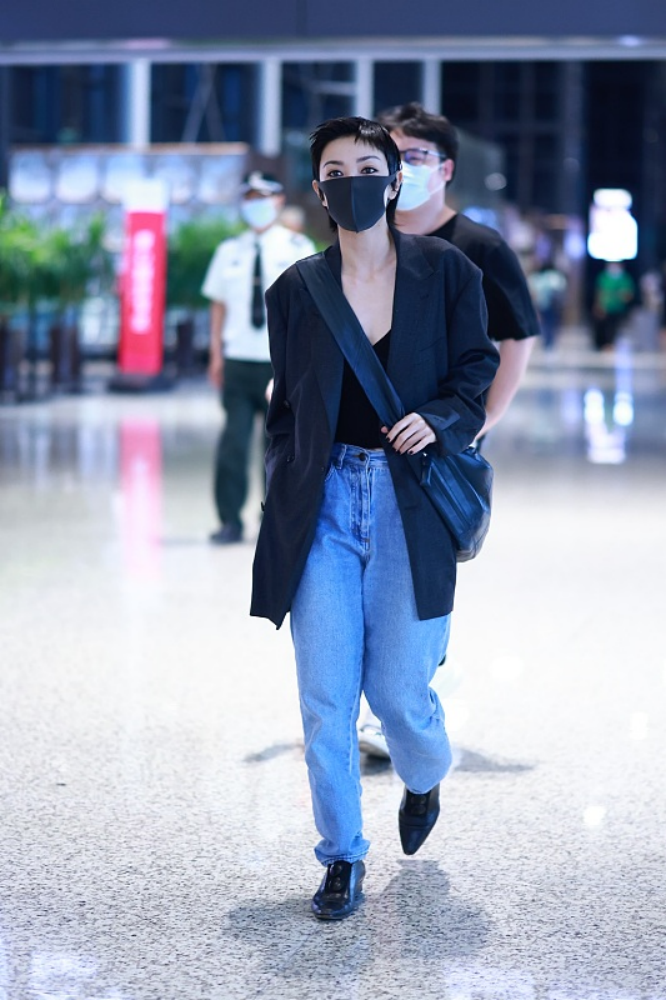 原来郭采洁这么有气场,穿黑西装凹出满满的大女人风,看着太飒了__财经