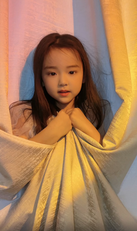 5岁大的小酒窝五官看起来像爸爸高云翔多一些,而气质则更像妈妈董璇