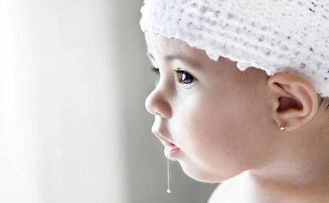宝宝口水流不停，妈妈只会用口水巾可不行，还有4个方法要学会