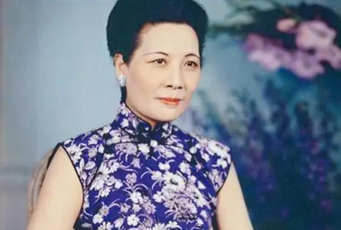 身穿红色旗袍宋美龄24岁的张学良初见她便称她美若天仙