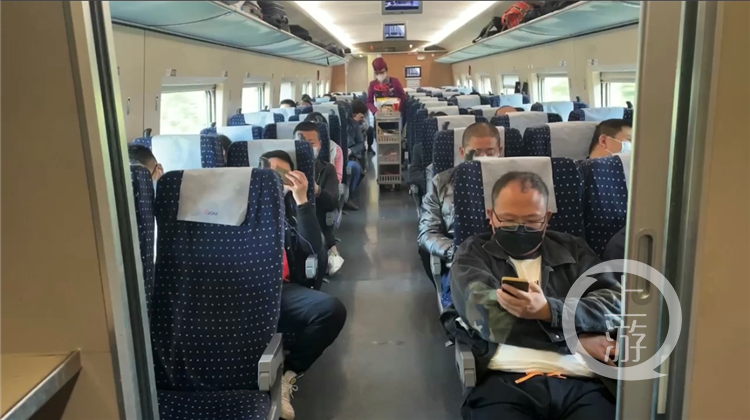 由重庆客运段动车四队值乘的g2837次列车因受地震影响,列车于9:05临停