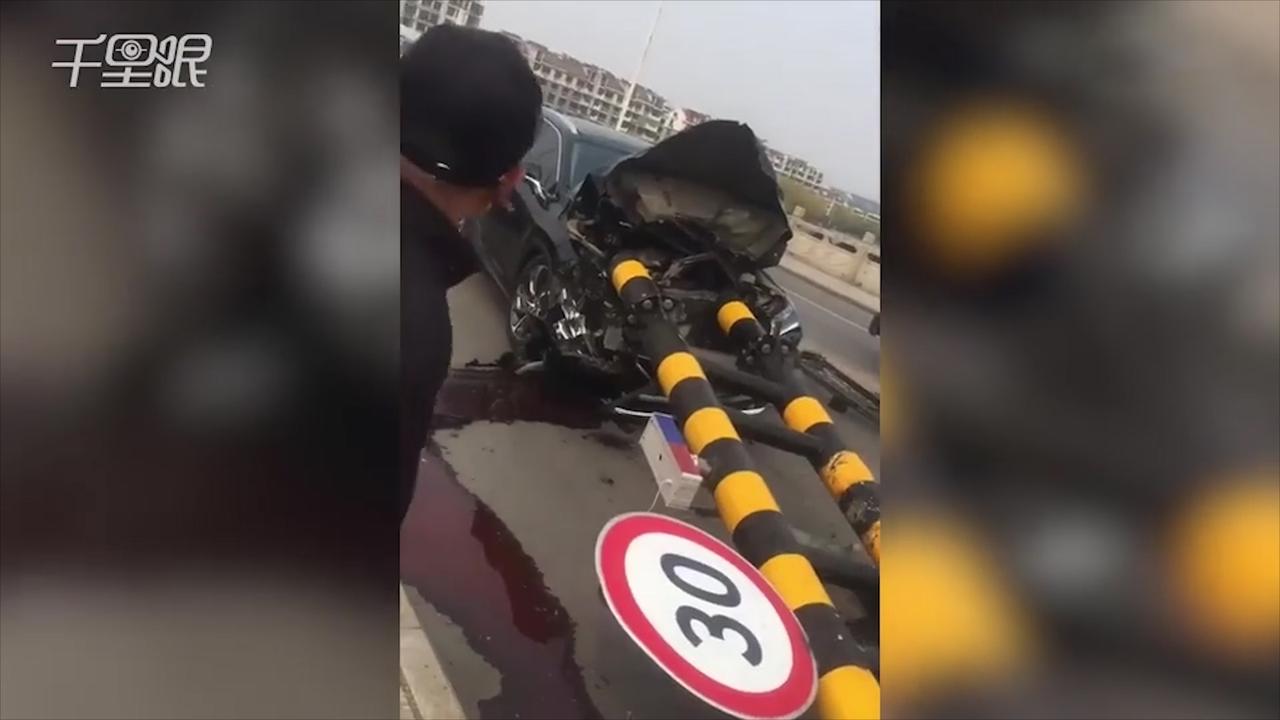 环卫车撞掉23米限高杆无辜小车惨遭爆头