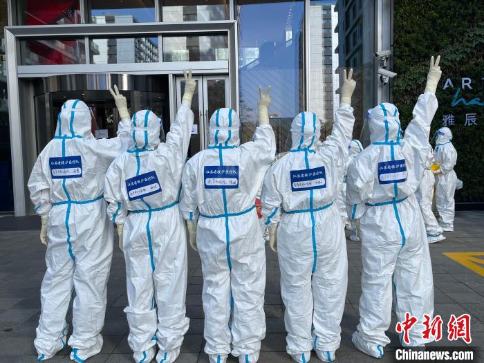 来自南京的“大白”们坚守在上海抗疫“前线”。南京市中心医院供图