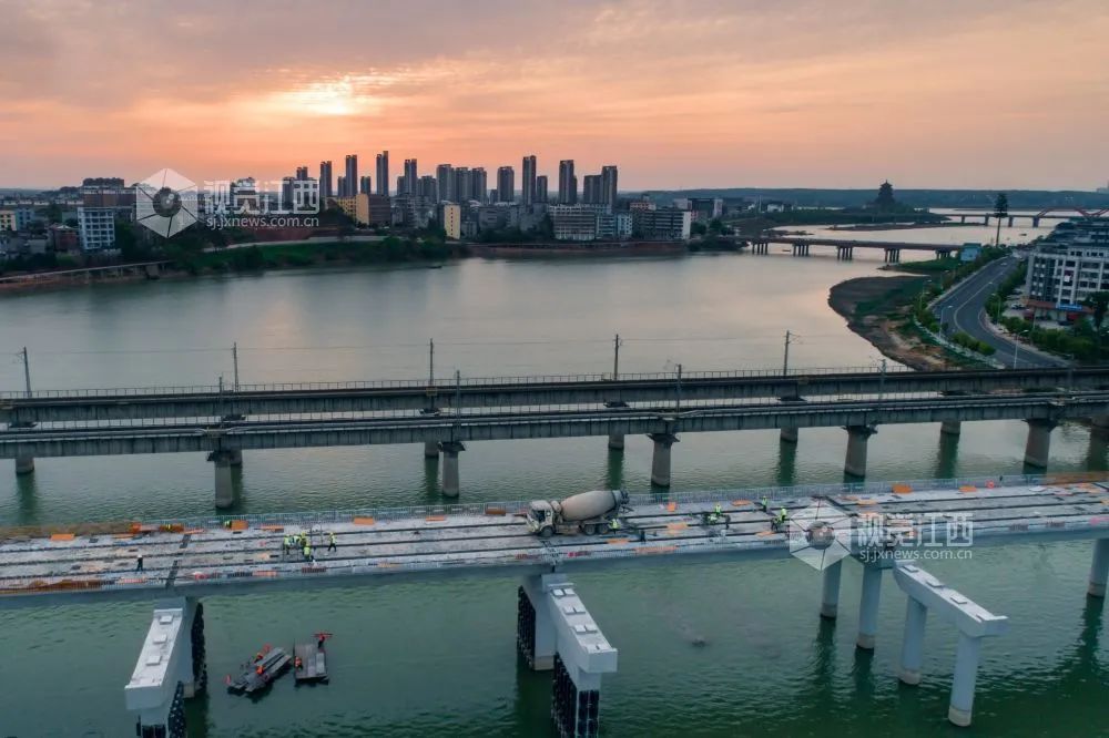 2022年4月6日,江西省吉安市吉水县105国道东改项目恩江桥工程段,工人