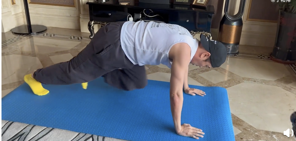 50岁于和伟居家健身动作娴熟一身腱子肉显眼客厅摆设接地气