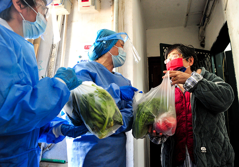 图集社区抗疫食堂为独居老人送餐志愿者代配药保障居民生活上海战疫