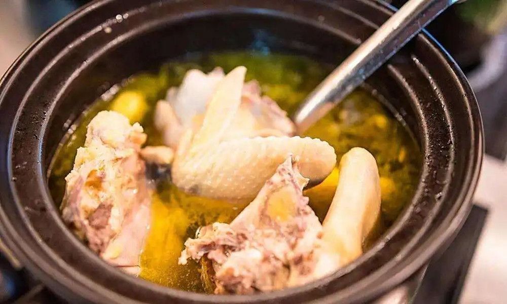 炖鸡汤时,切记“3放3不放”的小秘诀,鸡汤鲜美,肉嫩无腥味休闲区蓝鸢梦想 - Www.slyday.coM 炖鸡汤时,切记“3放3不放”的小秘诀,鸡汤鲜美,肉嫩无腥味休闲区蓝鸢梦想 - Www.slyday.coM