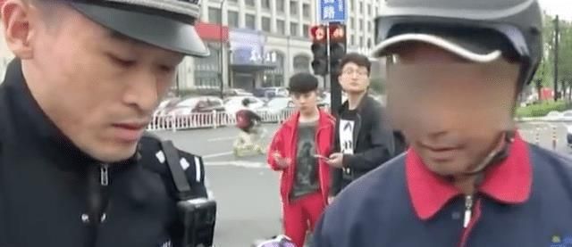 大叔捡到重要图纸拾金不昧,想要两包烟的报酬,失主却报警了休闲区蓝鸢梦想 - Www.slyday.coM 大叔捡到重要图纸拾金不昧,想要两包烟的报酬,失主却报警了休闲区蓝鸢梦想 - Www.slyday.coM