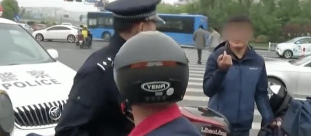 大叔捡到重要图纸拾金不昧,想要两包烟的报酬,失主却报警了休闲区蓝鸢梦想 - Www.slyday.coM 大叔捡到重要图纸拾金不昧,想要两包烟的报酬,失主却报警了休闲区蓝鸢梦想 - Www.slyday.coM