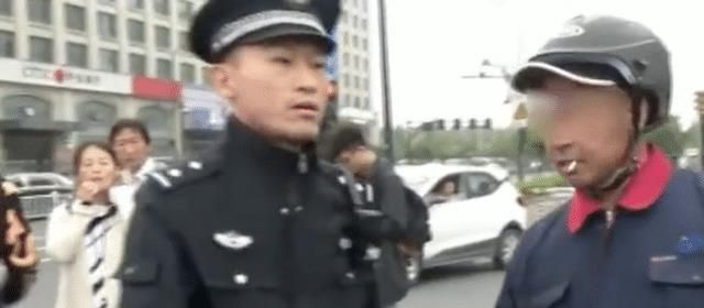 大叔捡到重要图纸拾金不昧,想要两包烟的报酬,失主却报警了休闲区蓝鸢梦想 - Www.slyday.coM 大叔捡到重要图纸拾金不昧,想要两包烟的报酬,失主却报警了休闲区蓝鸢梦想 - Www.slyday.coM