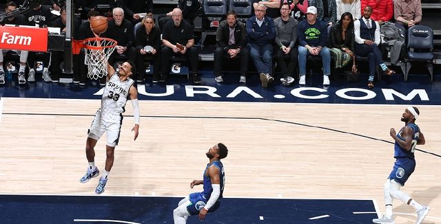 狂轰49＋8＋6,爱德华兹迎里程碑!比肩杜兰特,追平约基奇＋詹姆斯休闲区蓝鸢梦想 - Www.slyday.coM