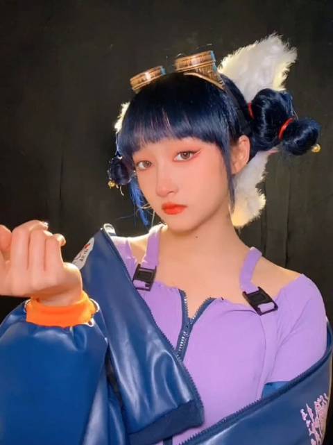 王牌对王牌关晓彤cos宝青坊主这季王牌关晓彤造型全都很美诶送花花