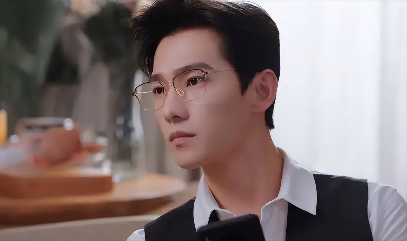 身为第四代军艺校草杨洋用荣耀三部曲展现出三种不同的样子