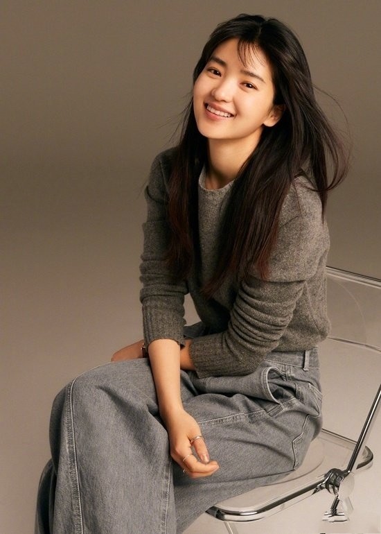 金泰梨笑起来太治愈了!私服造型简单纯粹,乖得像个邻家小妹妹