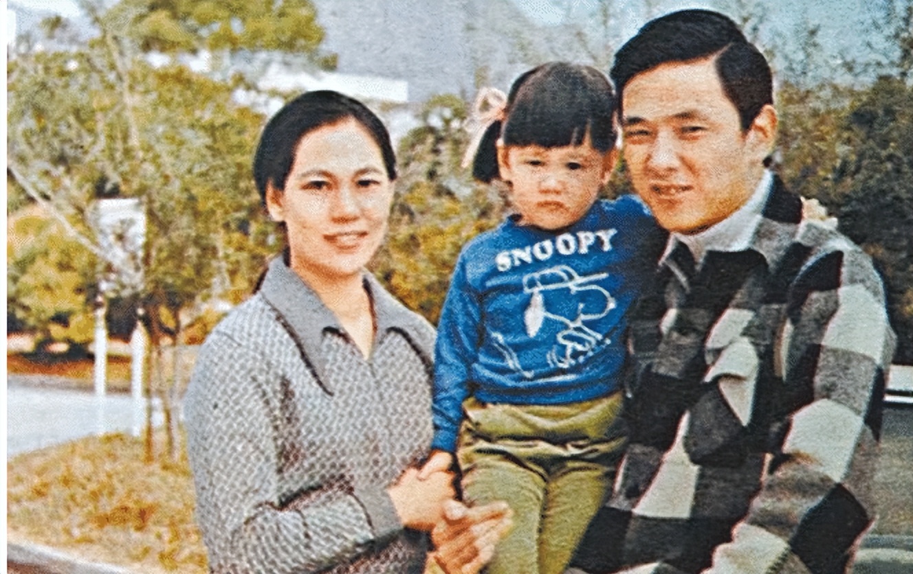 王羽离世后女儿向看护下跪叩头感谢生前已失智留下逾3亿遗产