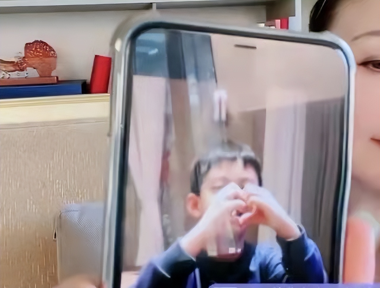 张兰生日晒出孙儿视频祝福，大S教儿子给奶奶比心，画面温馨休闲区蓝鸢梦想 - Www.slyday.coM