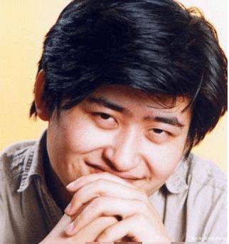 事实上,刘欢小时候并不胖,反而显得清瘦又可爱,至于长大后他为什么会