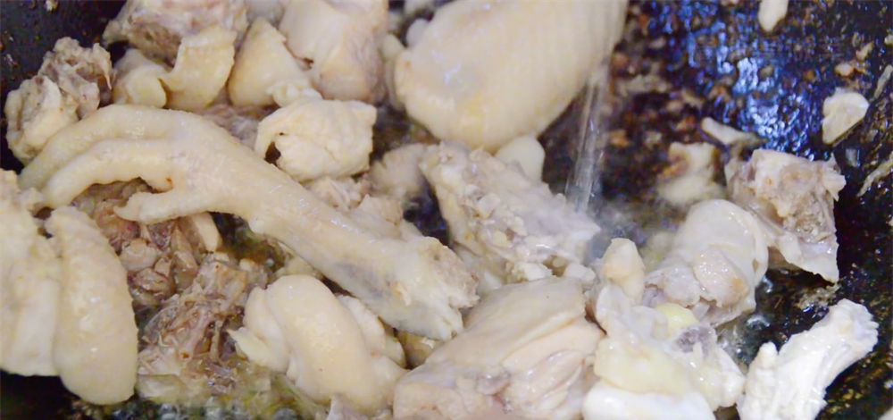 炖鸡汤时,切记“3放3不放”的小秘诀,鸡汤鲜美,肉嫩无腥味休闲区蓝鸢梦想 - Www.slyday.coM 炖鸡汤时,切记“3放3不放”的小秘诀,鸡汤鲜美,肉嫩无腥味休闲区蓝鸢梦想 - Www.slyday.coM