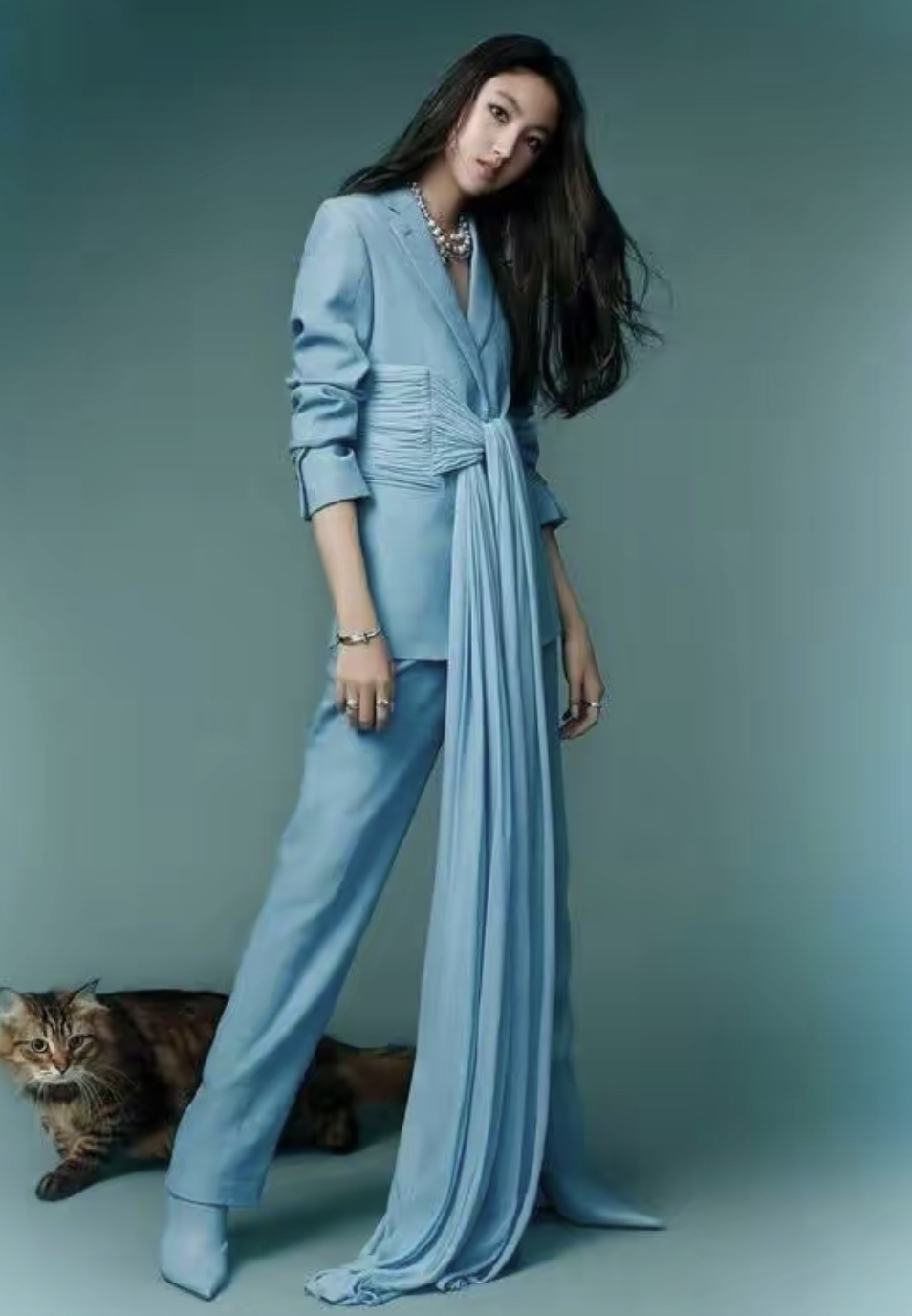 任达华女儿身材真好穿牛仔衬衫配紧身皮裤一双大长腿太抢镜