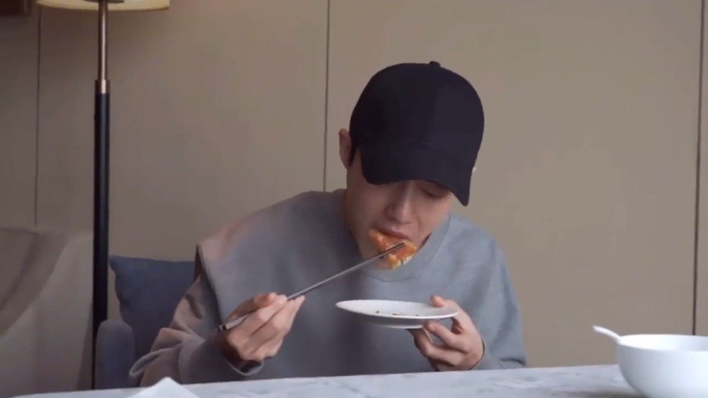 肖战说中国食物都很好吃除了茄子战战不喜欢吃茄子和榴莲还有豆汁喜欢