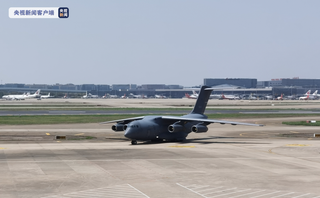 多架运20降落虹桥机场