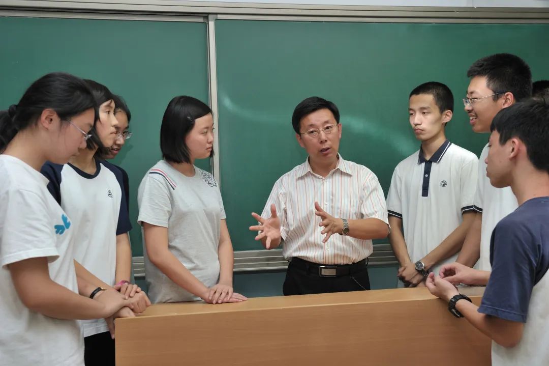 特级教师连中国：语文应该少布置一些作业，让学生做学习的主人休闲区蓝鸢梦想 - Www.slyday.coM
