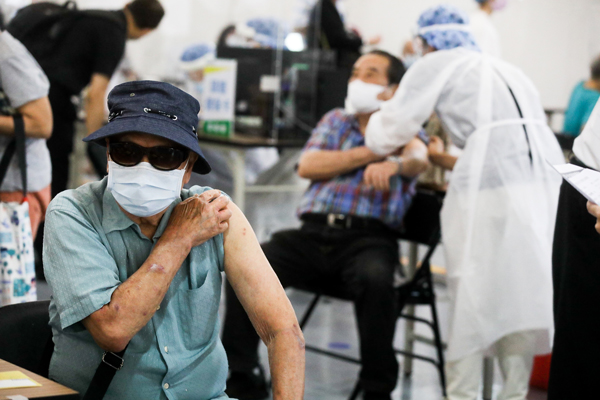 2021年6月15日，台北市，市民接种新冠疫苗。