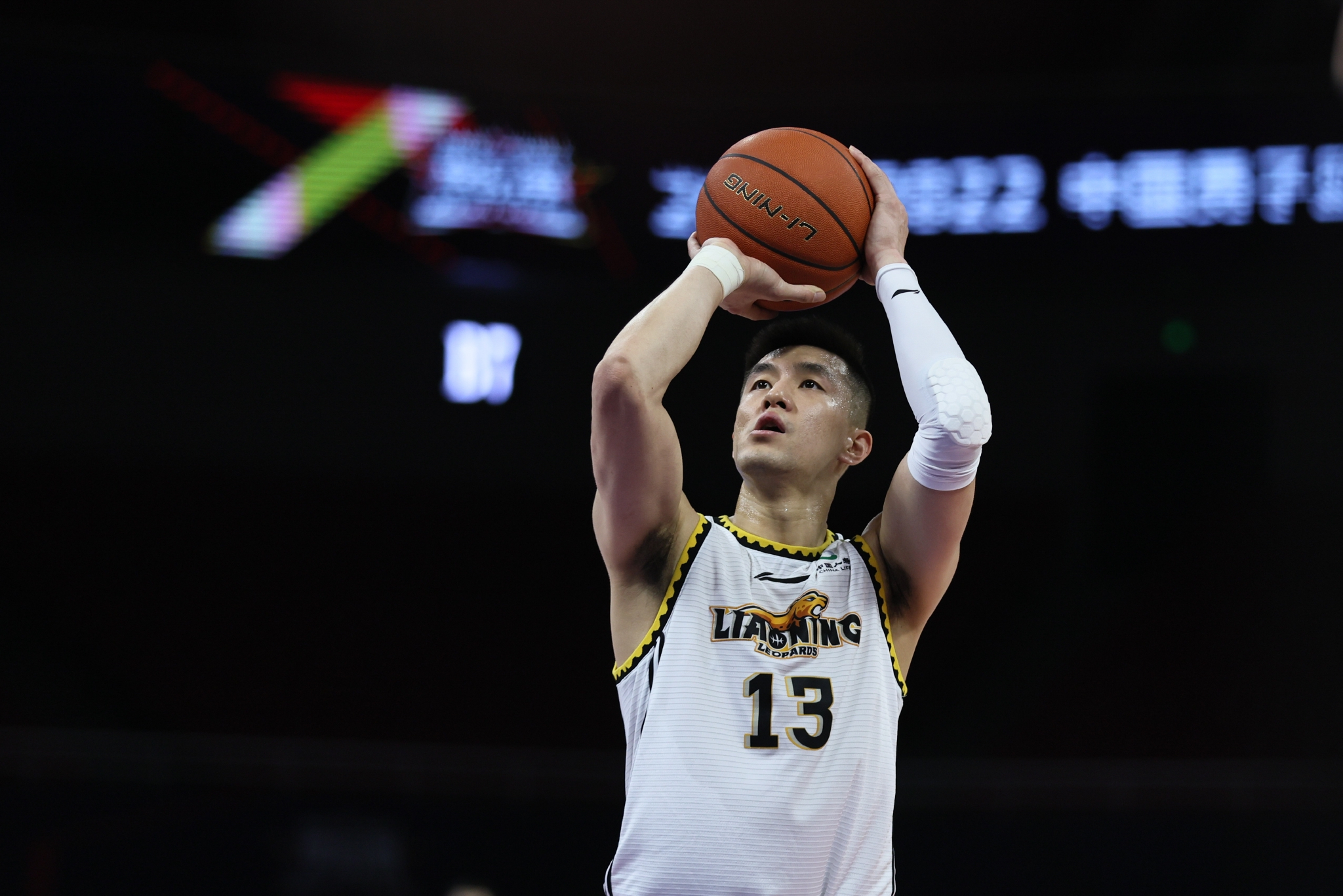 体坛联播郭艾伦季后赛4010创历史梁文博打人后道歉