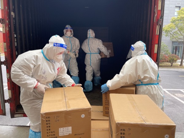 面对各地疫情情况,京东物流积极助力抗疫保供,携手合作伙伴承担捐赠