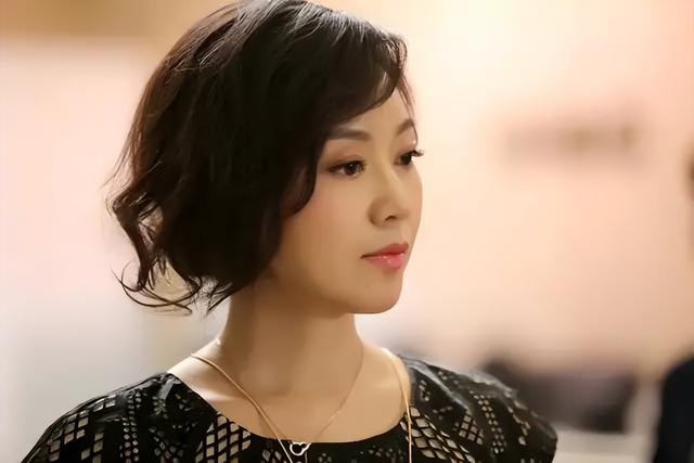 跑龙套10年，“拍拖”胡歌被吐槽，51岁的她是中国最被低估的演员休闲区蓝鸢梦想 - Www.slyday.coM