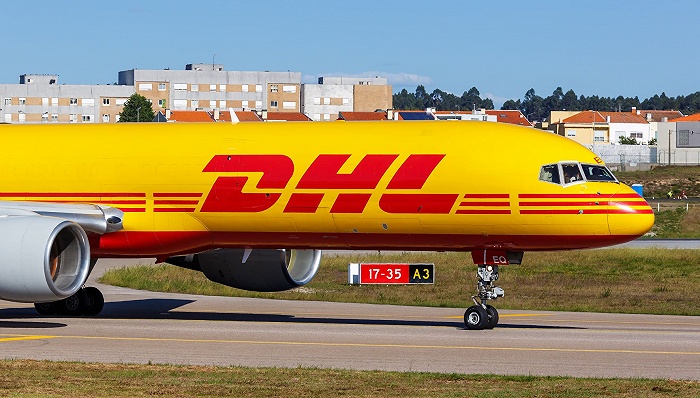 dhl一架波音货机因故障紧急迫降,机尾断裂成两半|dhl|货机|波音_新浪