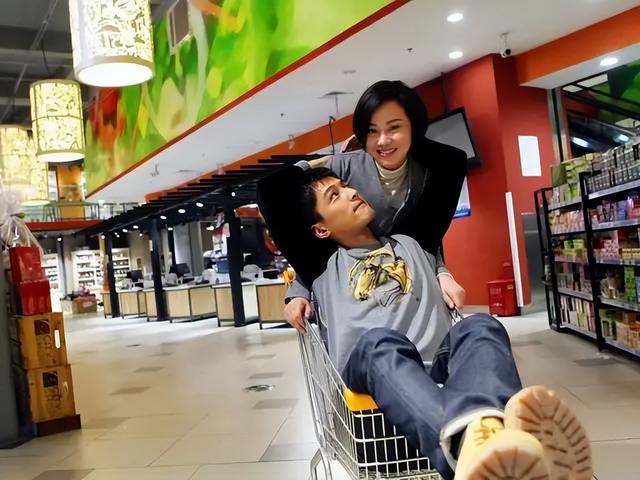 跑龙套10年，“拍拖”胡歌被吐槽，51岁的她是中国最被低估的演员休闲区蓝鸢梦想 - Www.slyday.coM