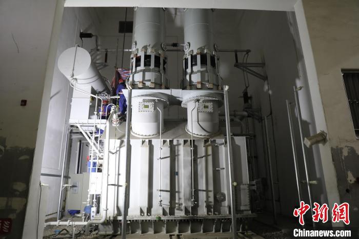 图为白鹤滩水电站左岸8号机组主变压器安装完成. 程旭 摄