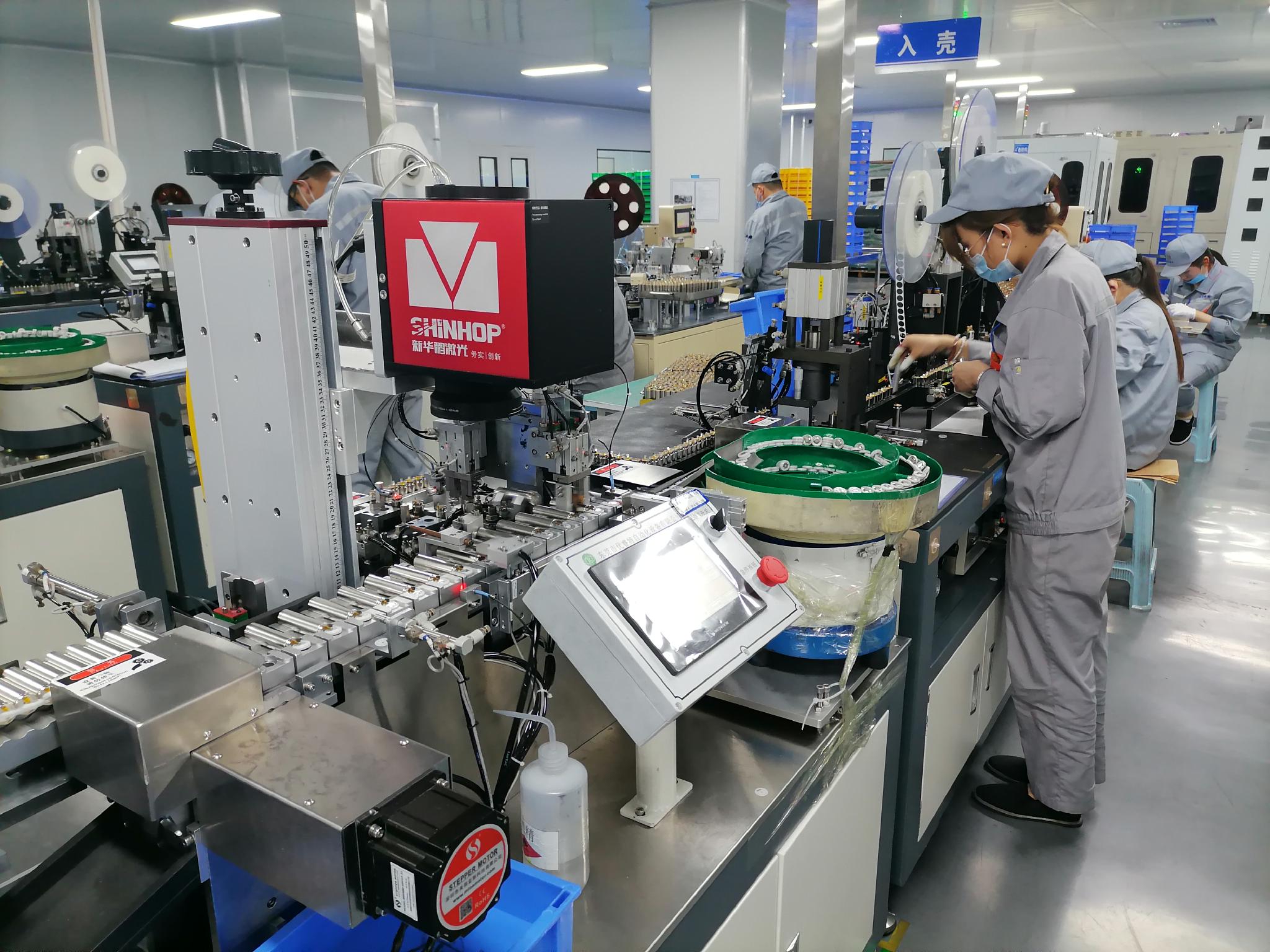 甘肃金拓锂电新能源有限公司生产车间内,工人正在进行生产作业.