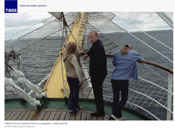 资料图：2002年，俄总统普京与两个女儿在一起度假。图片来源：俄塔社/Vladimir Rodionov