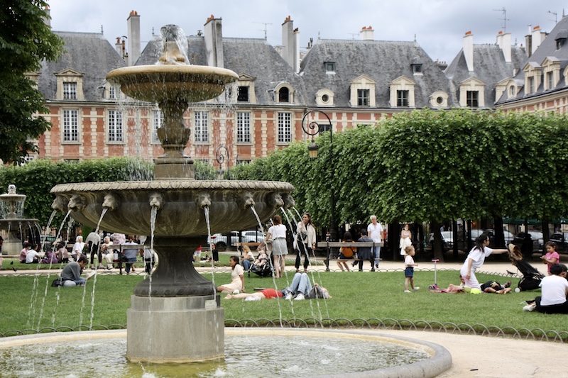 巴黎孚日广场掠影.图 周之桓