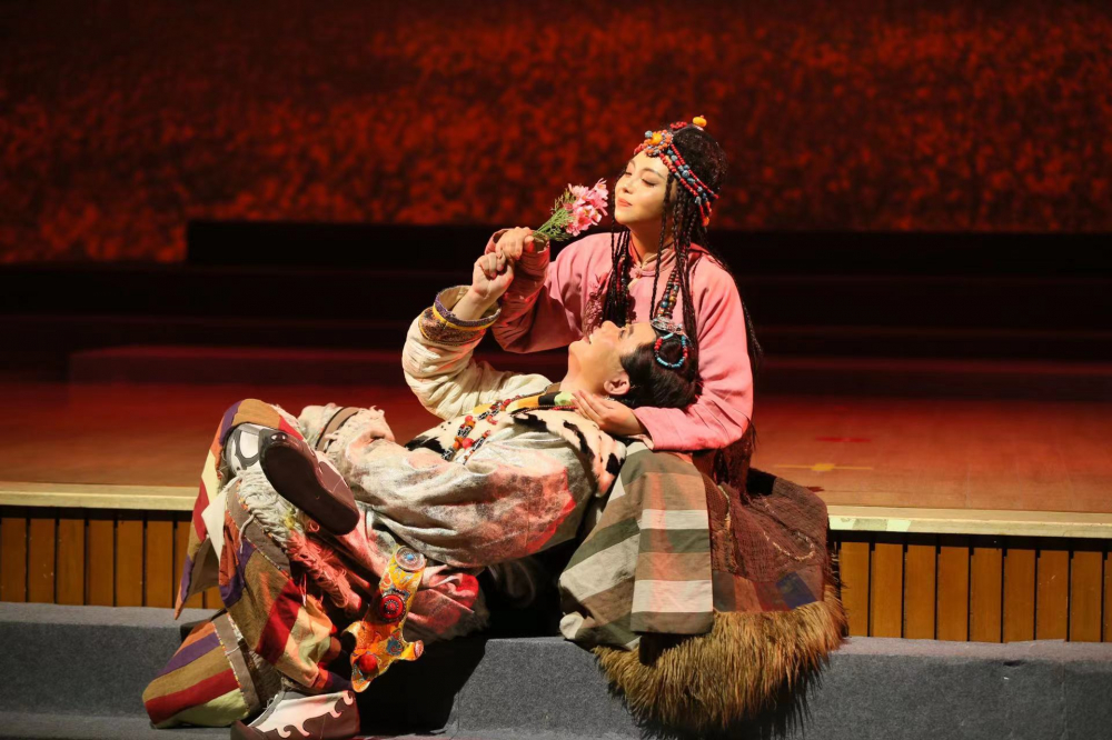 观众也成为演出的一部分重庆本土歌剧尘埃落定全新打造沉浸式演出