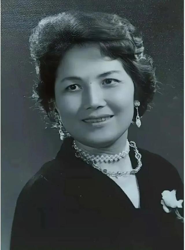 歌唱家叶佩英逝世