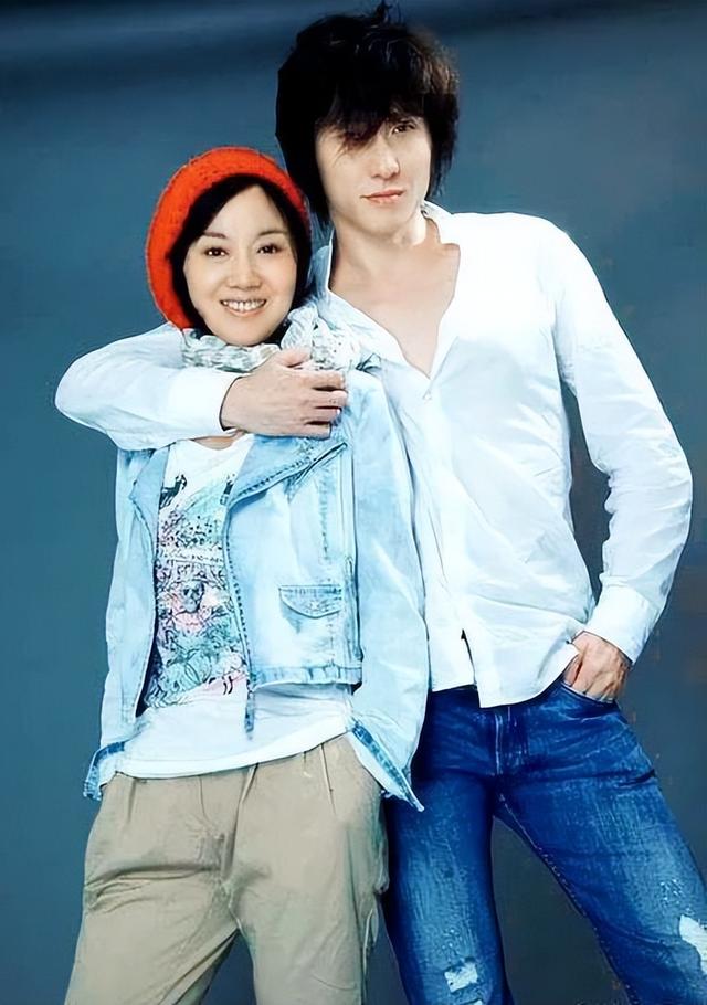 跑龙套10年，“拍拖”胡歌被吐槽，51岁的她是中国最被低估的演员休闲区蓝鸢梦想 - Www.slyday.coM