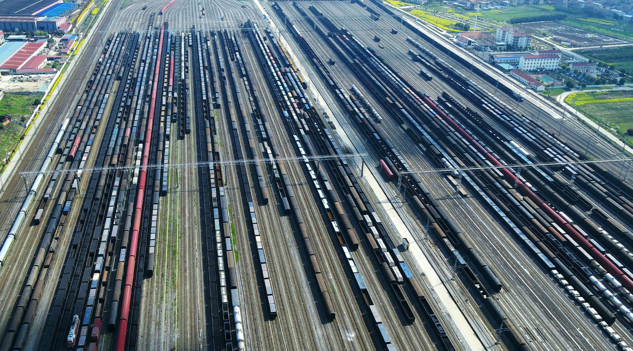 图为装有煤炭的货运列车在襄阳北编组站集结