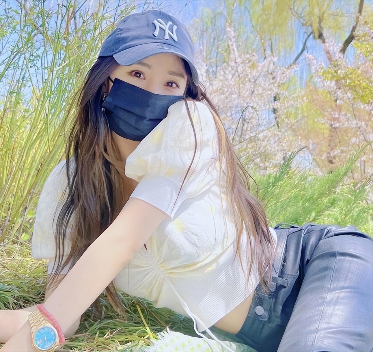 杨幂带2帅哥游公园,长腿细腰不像30岁,手上金表金手链抢镜!休闲区蓝鸢梦想 - Www.slyday.coM 杨幂带2帅哥游公园,长腿细腰不像30岁,手上金表金手链抢镜!休闲区蓝鸢梦想 - Www.slyday.coM