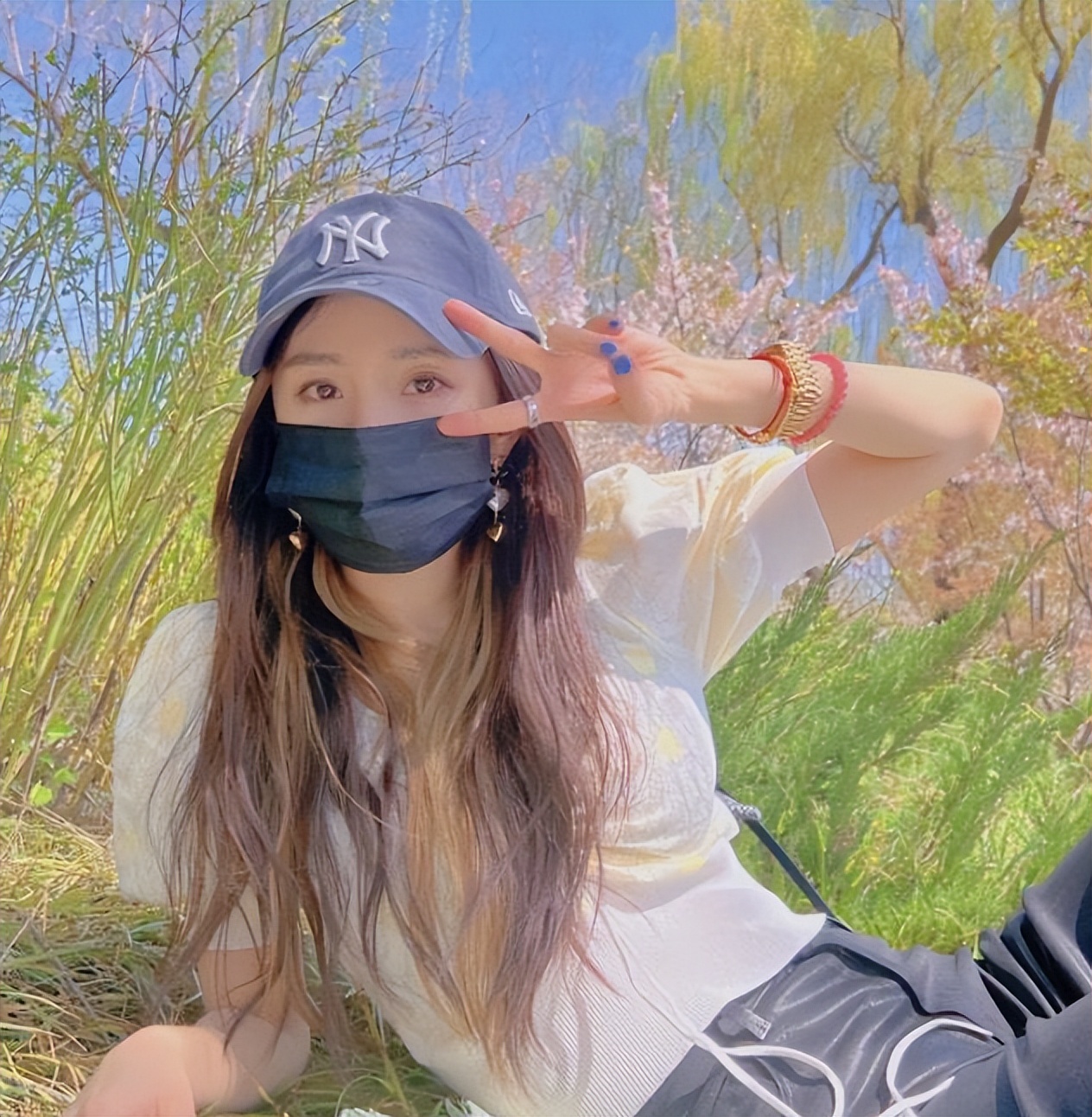 杨幂带2帅哥游公园,长腿细腰不像30岁,手上金表金手链抢镜!休闲区蓝鸢梦想 - Www.slyday.coM 杨幂带2帅哥游公园,长腿细腰不像30岁,手上金表金手链抢镜!休闲区蓝鸢梦想 - Www.slyday.coM