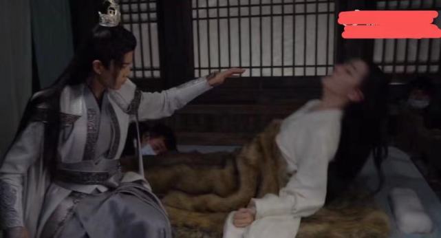 热巴任嘉伦吻戏花絮：任嘉伦笑场，热巴挠任嘉伦太可爱休闲区蓝鸢梦想 - Www.slyday.coM