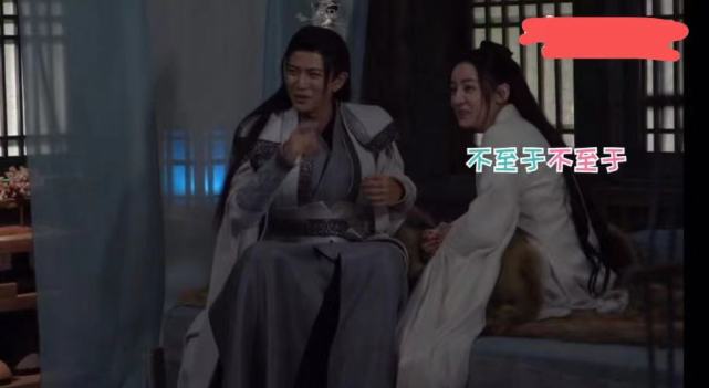 热巴任嘉伦吻戏花絮：任嘉伦笑场，热巴挠任嘉伦太可爱休闲区蓝鸢梦想 - Www.slyday.coM