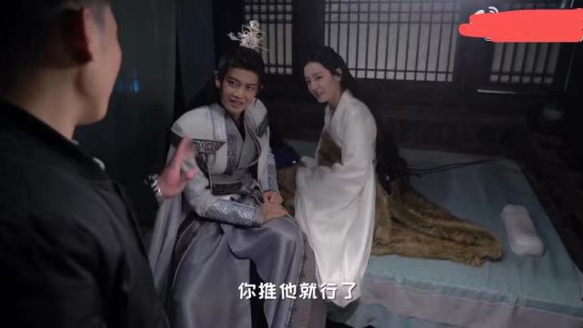 热巴任嘉伦吻戏花絮：任嘉伦笑场，热巴挠任嘉伦太可爱休闲区蓝鸢梦想 - Www.slyday.coM