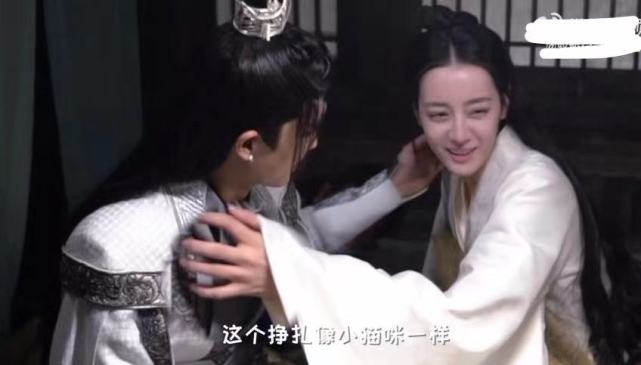 热巴任嘉伦吻戏花絮：任嘉伦笑场，热巴挠任嘉伦太可爱休闲区蓝鸢梦想 - Www.slyday.coM