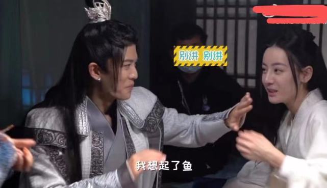 热巴任嘉伦吻戏花絮：任嘉伦笑场，热巴挠任嘉伦太可爱休闲区蓝鸢梦想 - Www.slyday.coM