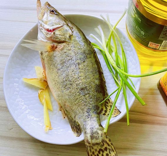 不管蒸什么鱼,都别做错这2步!教你正确的做法,鱼肉鲜嫩不腥休闲区蓝鸢梦想 - Www.slyday.coM 不管蒸什么鱼,都别做错这2步!教你正确的做法,鱼肉鲜嫩不腥休闲区蓝鸢梦想 - Www.slyday.coM